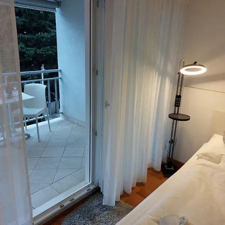 Ni I - With Balcony S Апартаменти